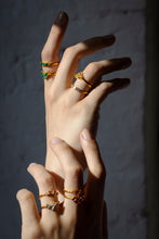 Lade das Bild in den Galerie-Viewer, Satin Corner Ring