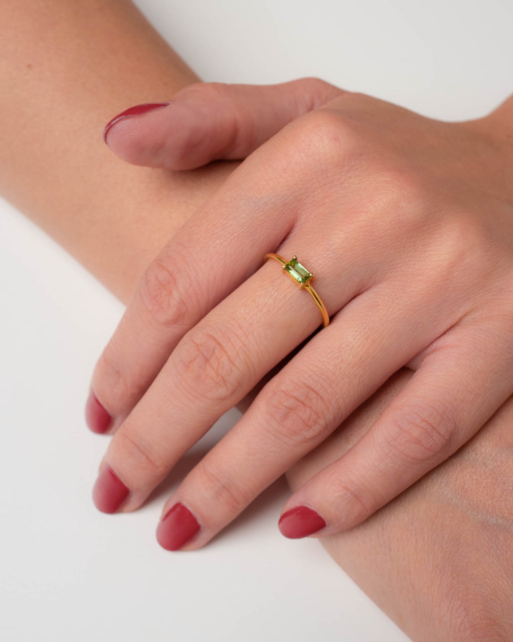 Savoy Ceremony Ring – shake that tree, vergoldet aus vergoldetem Sterling Silber mit grünem Turmalin, Ansicht 2