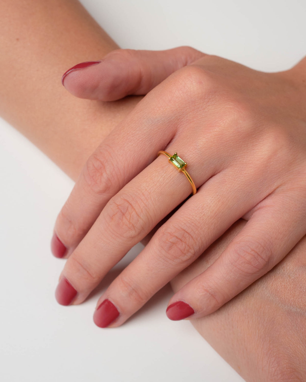 Savoy Ceremony Ring – shake that tree, vergoldet aus vergoldetem Sterling Silber mit grünem Turmalin, Ansicht 2