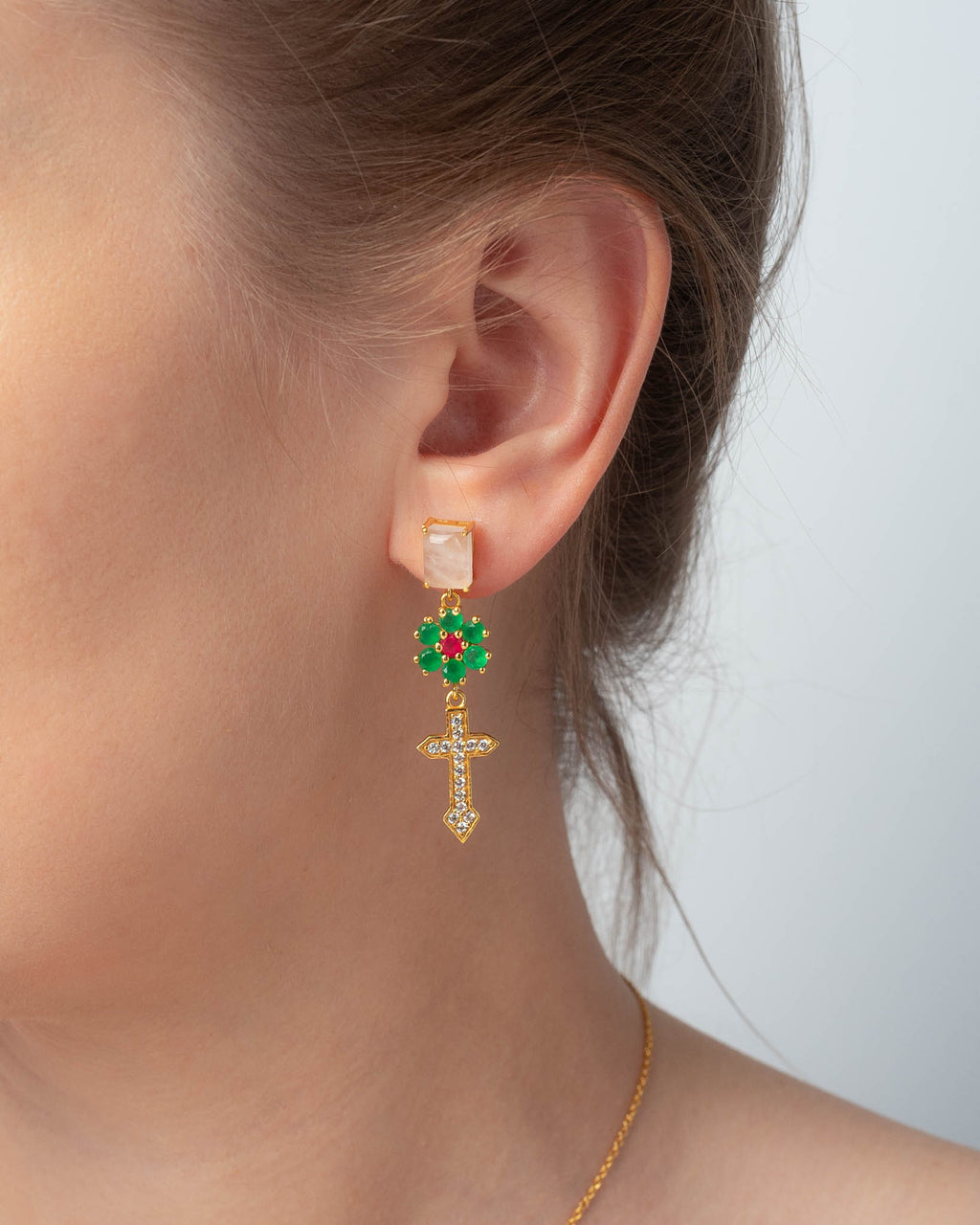 Kris Kross Ohrring – mint leaves aus vergoldetem Sterling Silber mit weißem Topas, Rosenquarz, pinker und grünem Turmalin, Ansicht 2