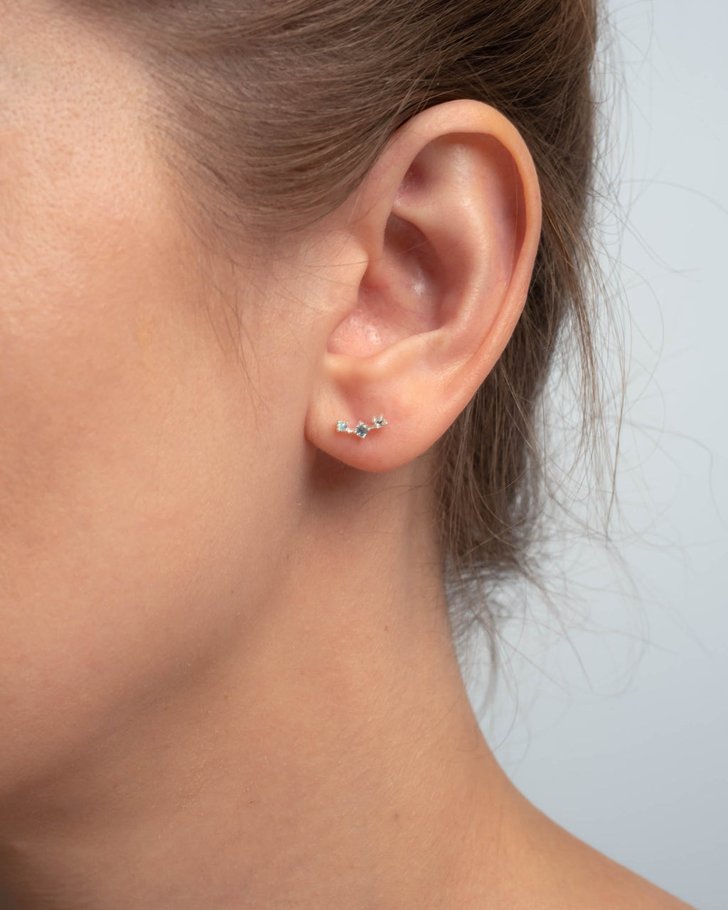 Broken Vintage Ohrring – milky sky, Silber aus Sterling Silber mit Mondstein & hellblauem Topas, Ansicht 2