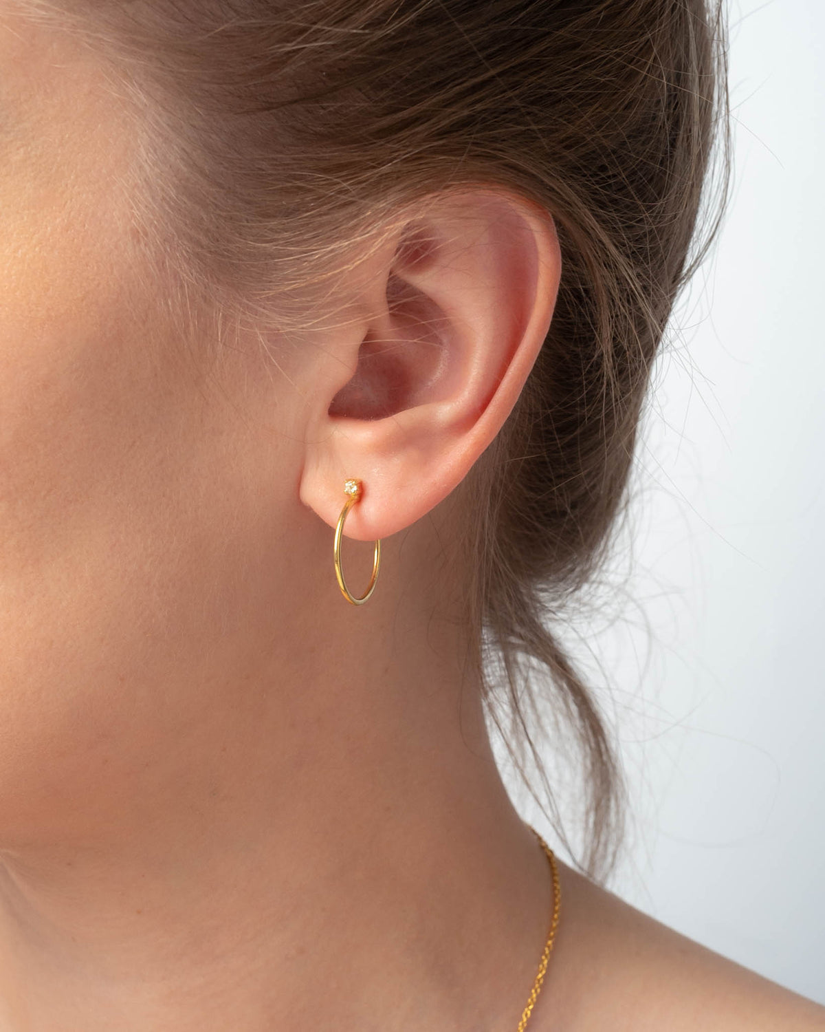 The Oz mini 1,5 cm Ohrring aus vergoldetem Sterling Silber mit weißem Topas, Ansicht 2