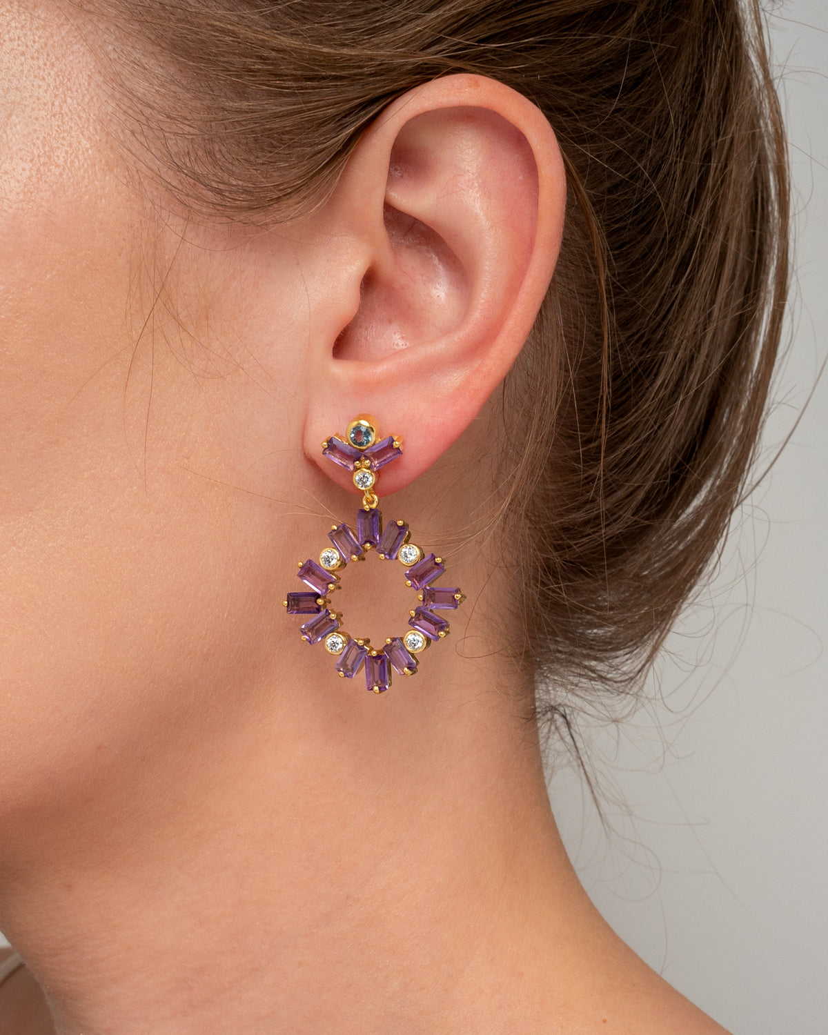The Circle Ohrring aus vergoldetem Sterling Silber mit Amethyst, weißem Topas & Iolit, Ansicht 2