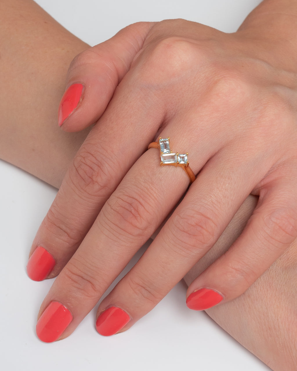 Satin Corner Ring – blissful blue aus vergoldetem Sterling Silber mit hellblauem Topas, Ansicht 2