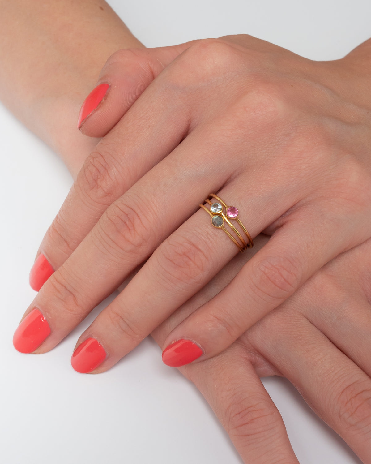 Tiny Love Ring – gloomy lights aus vergoldetem Sterling Silber mit Labradorit, Ansicht 2