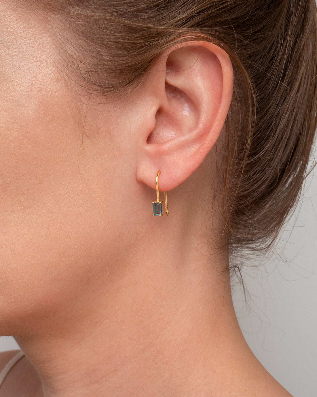 Midnight Glim No.2 Ohrring aus vergoldetem Sterling Silber mit Iolit, Ansicht 2