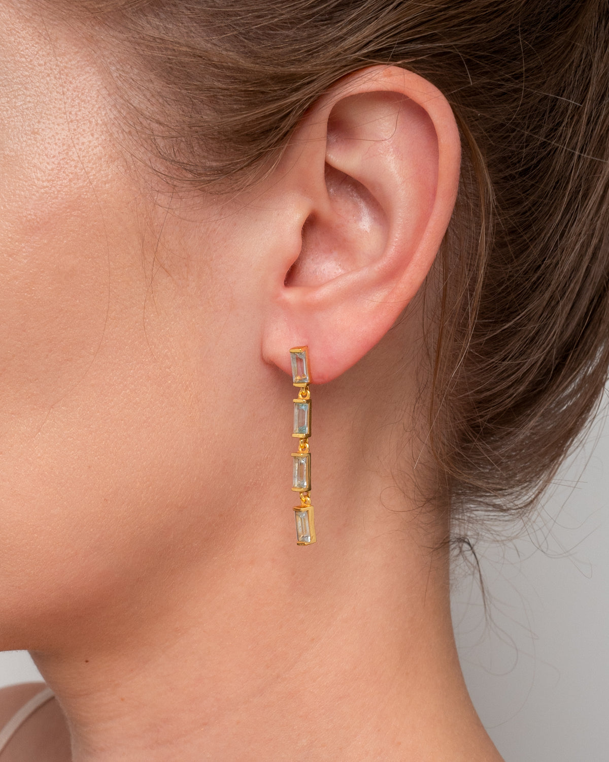 The Gatsby Ohrring – blissful blue aus vergoldetem Sterling Silber mit hellblauem Topas