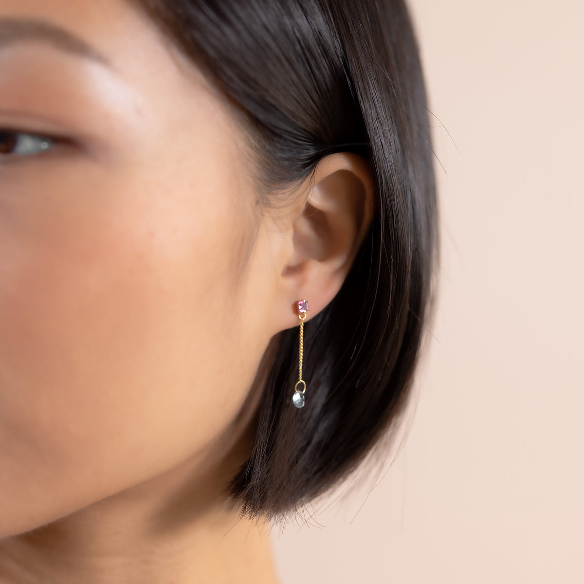 Falling Water Ohrring aus vergoldetem Sterling Silber mit pink Turmalin, hellblauem Topas, Ansicht 2