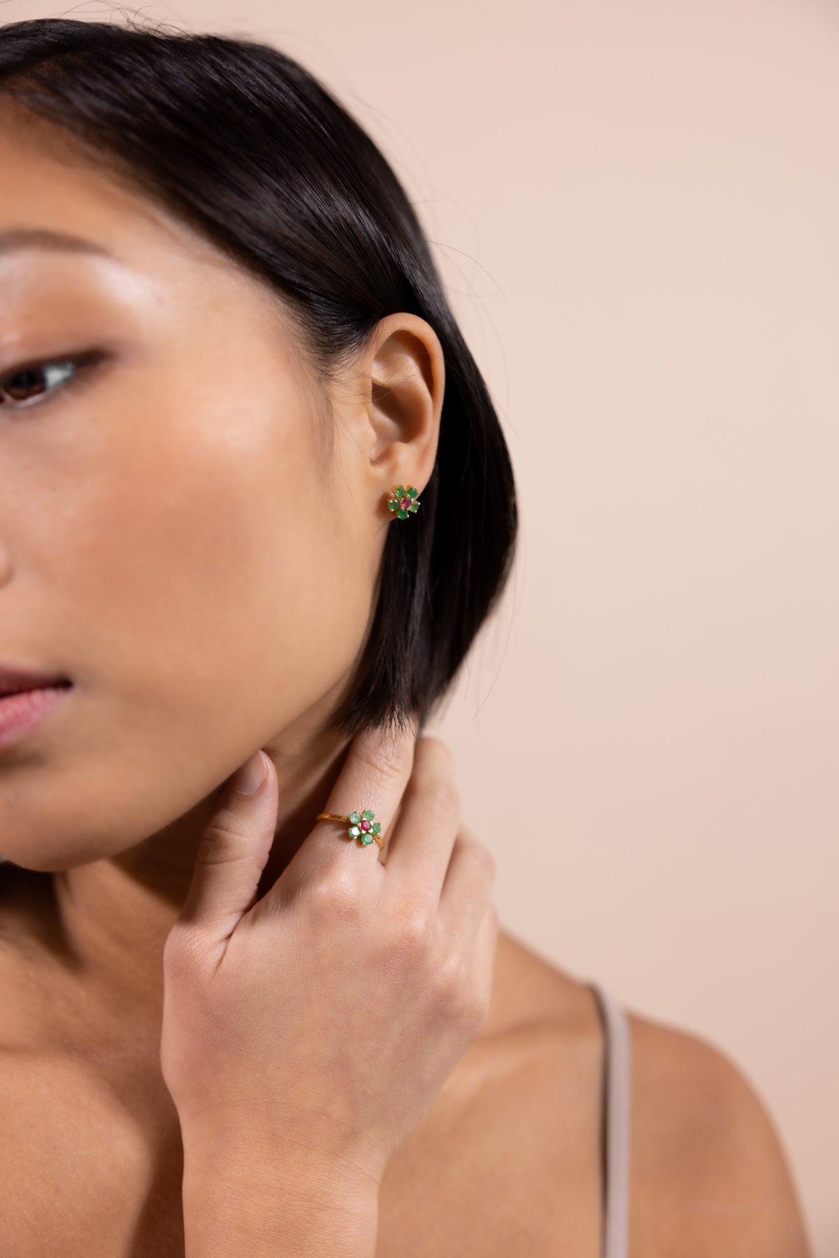 The Flower Ohrring – mint leaves aus vergoldetem Sterling Silber mit grüner und pinkem Quarz, Ansicht 3