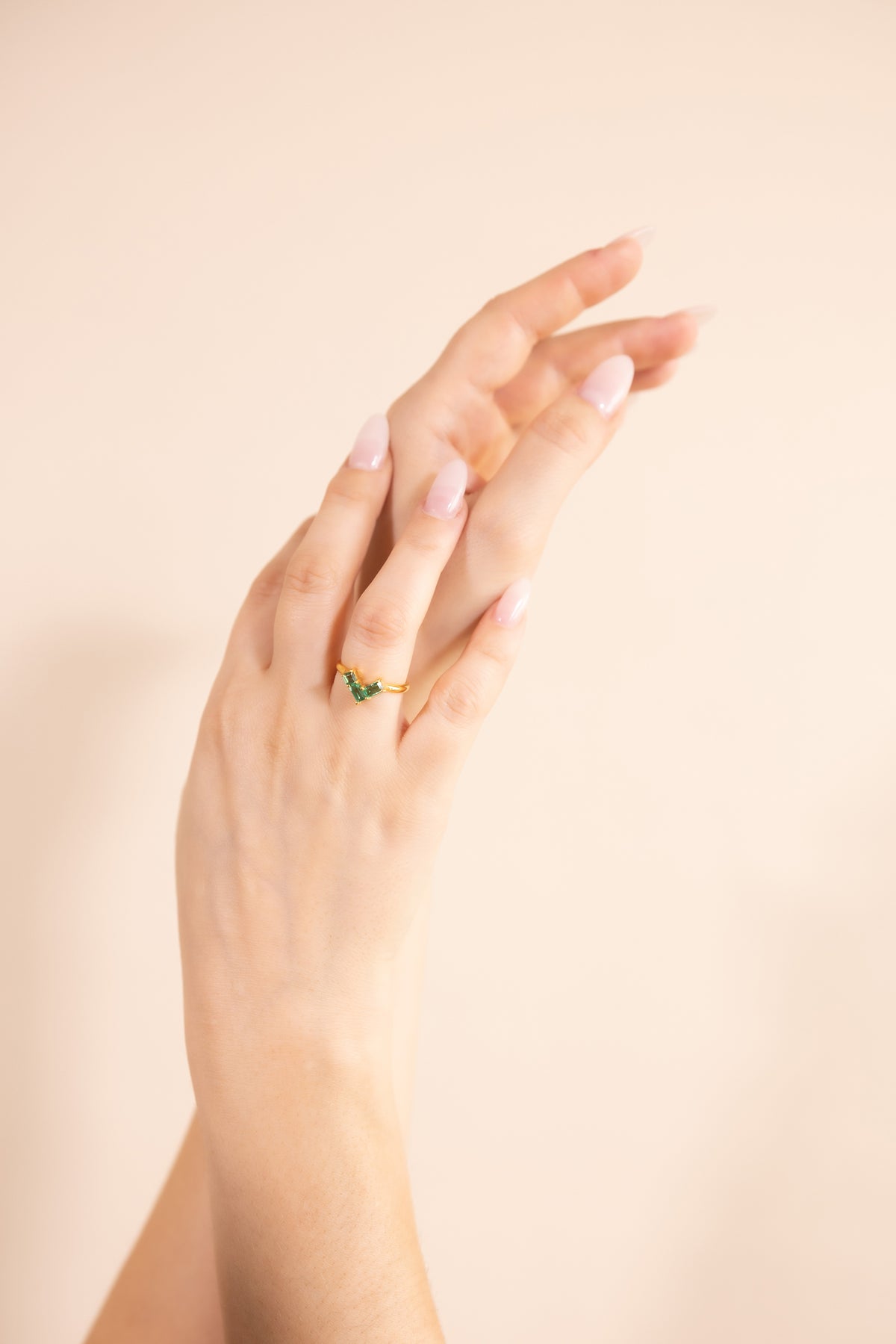 Satin Corner Ring – shake that tree aus vergoldetem Sterling Silber mit Turmalin, Ansicht 3