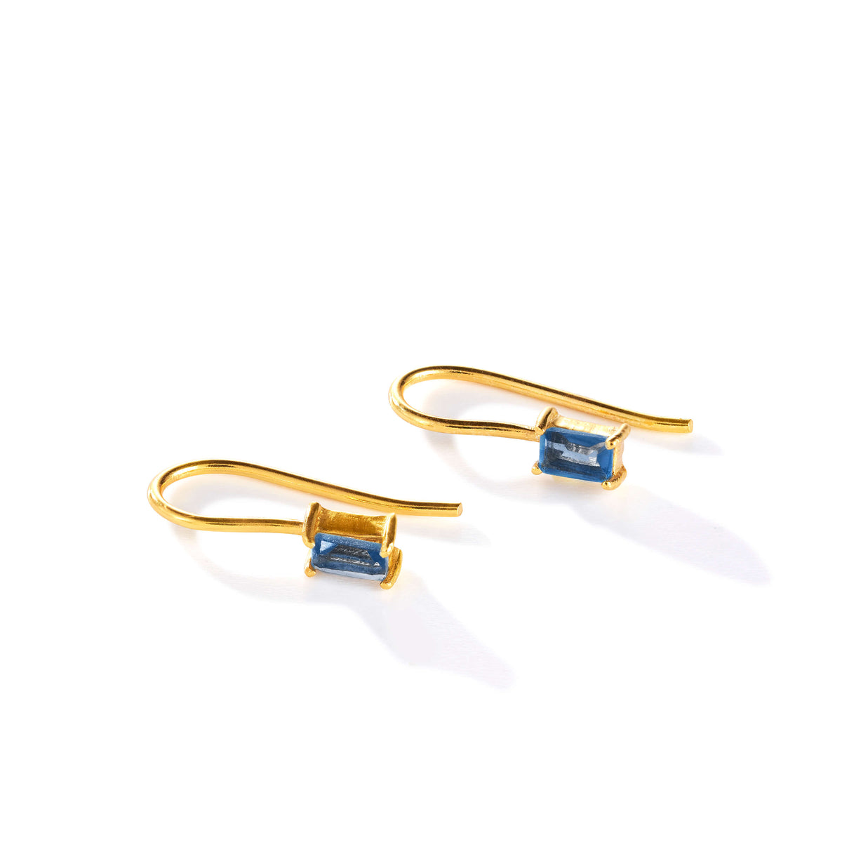 Midnight Glim No.2 Ohrring aus vergoldetem Sterling Silber mit Iolit