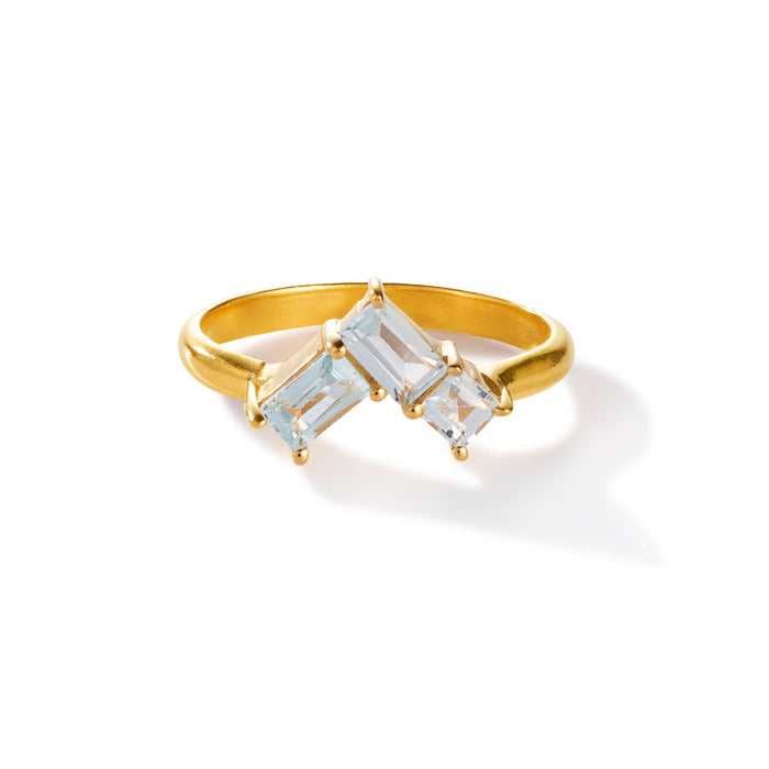 Satin Corner Ring – blissful blue aus vergoldetem Sterling Silber mit hellblauem Topas