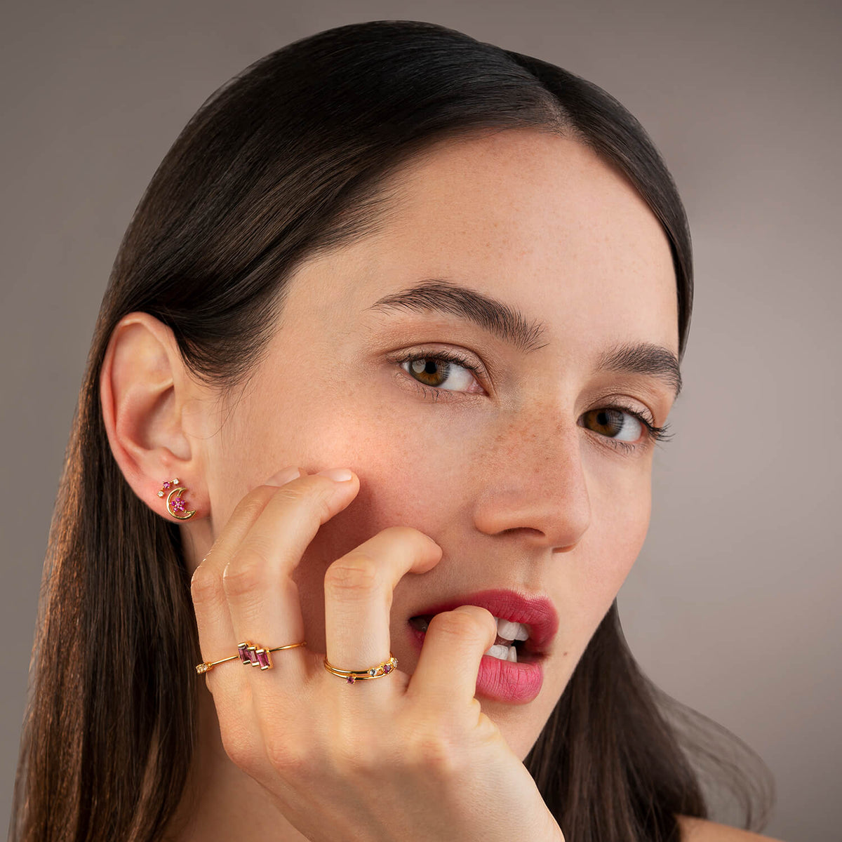 Cinnamon Moon Ohrring – cozy candy aus vergoldetem Sterling Silber mit pinkem Saphir, Ansicht 2