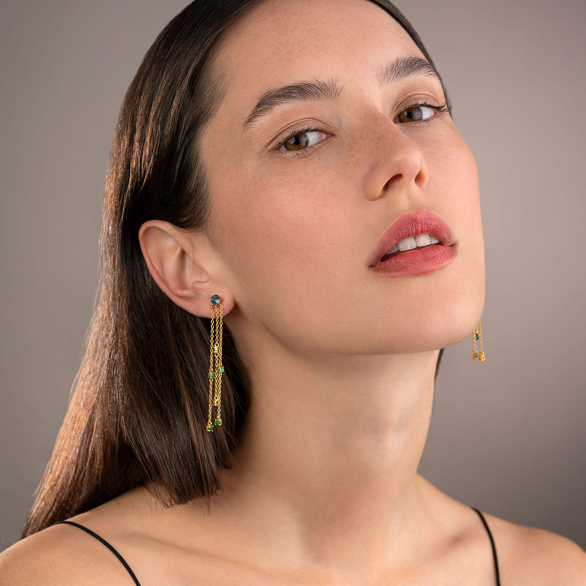 Clapping out Loud Ohrring – flying peacock aus vergoldetem Sterling Silber mit London Blue Topaz, Tsavorite/grünem Granat, Ansicht 2