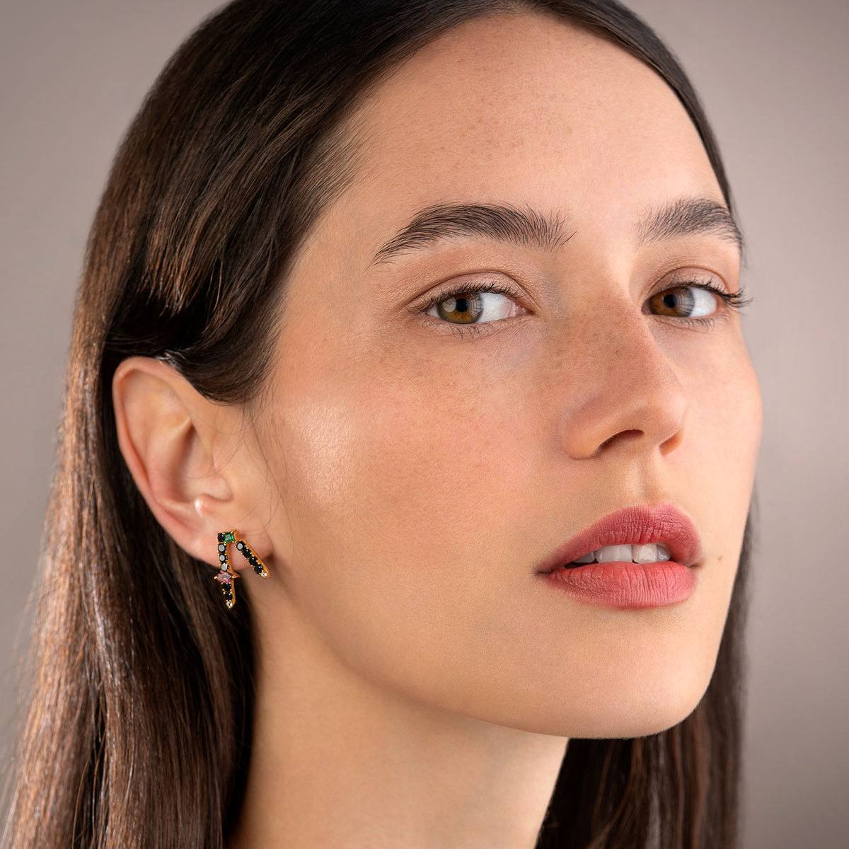 Cosmic Eve Ohrring – night sky aus vergoldetem Sterling Silber mit Smaragd, schwarzem Spinel, Turmalin, weißem Topas, Ansicht 2
