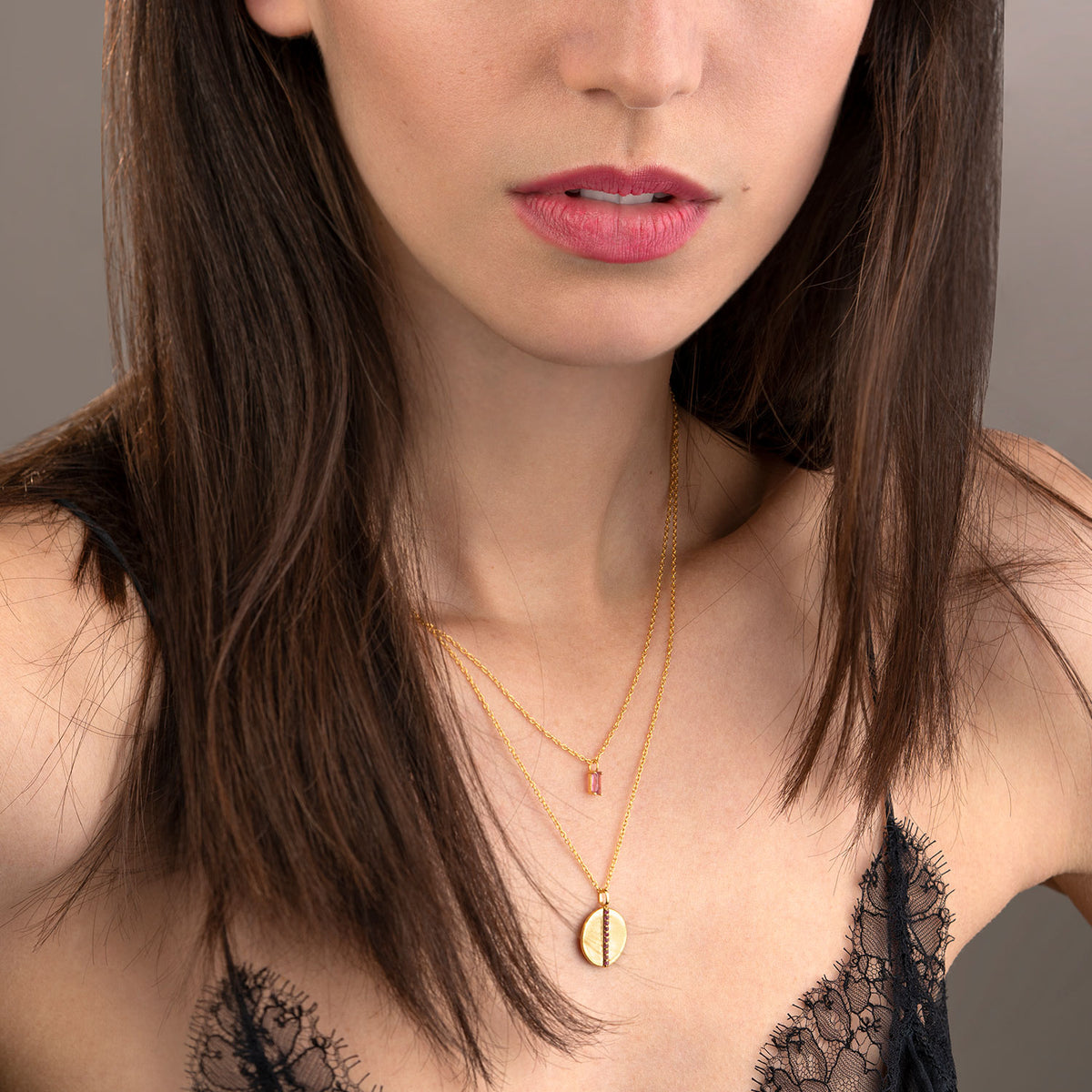 Flip a Coin Kette Kurz aus vergoldetem Sterling Silber mit pink Saphir, Ansicht 2
