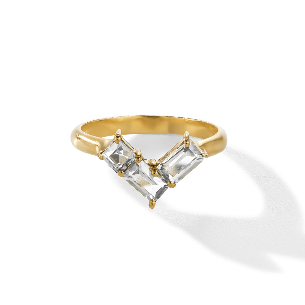 Satin Corner Ring – clear as day aus vergoldetem Sterling Silber mit weißem Topas